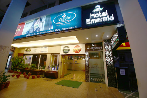 Hotel Emerald Accomodation | Hotel