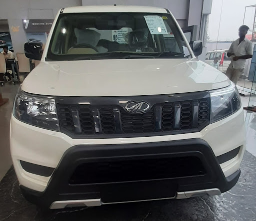 Mahindra Deep Automobiles Automotive | Show Room