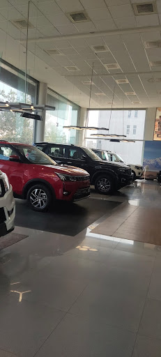 Mahindra Marshal Trading Company - SUV Automotive | Show Room