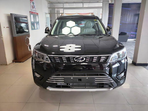 Mahindra Star Motors - SUV Automotive | Show Room