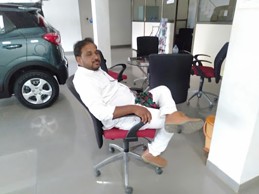 Narmada Motors - mahindra Automotive | Show Room