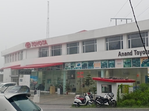 SANT TOYOTA Automotive | Show Room